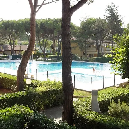 Flat In A With Shared Pool アパート *